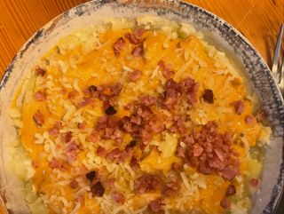 2 Batata Smash com strogonoff de frango e finalizada com queijo e bacon+ 1 Garrafa de vinho