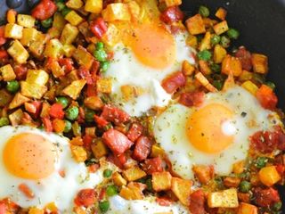 Ovos Rotos com linguiça + Batata Smash + Garrafa de vinho