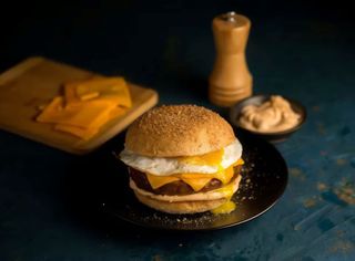 Hambúrguer no Pão Com Ovo