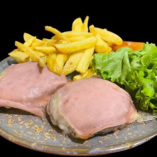 Hambúrguer Duplo no Prato Com Batata