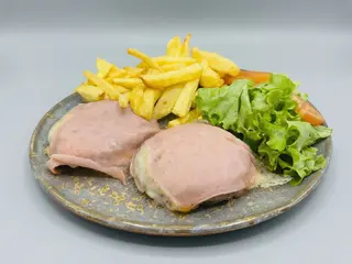 Hambúrguer Duplo no Prato Com Batata