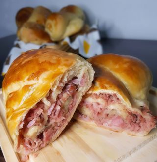 Pão Recheado Com Linguiça
