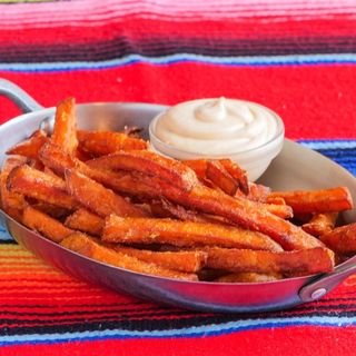 Batata doce frita com spicy mayo