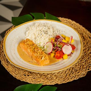 Salmão com Crosta de Amendoim e Satay