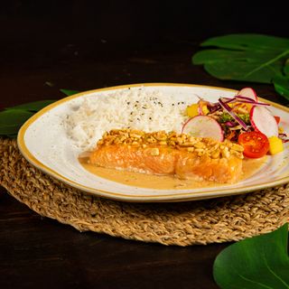Salmão com Crosta de Amendoim e Satay