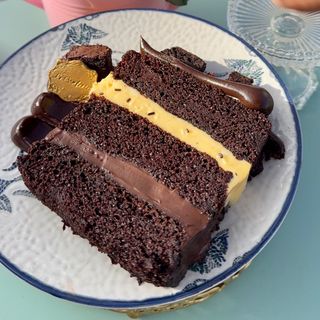 Fatia Black Com Compota de Maracujá  & Calda GRATIS