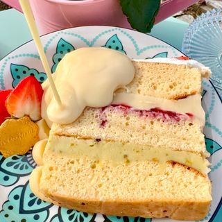 Fatia de Pistache Com Geleia de morango & Calda Gratis