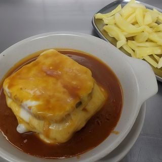 Francesinha com batata