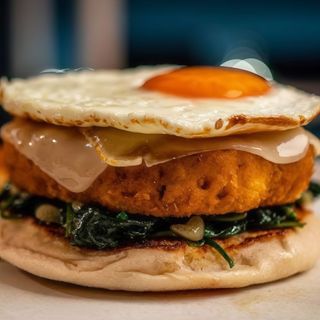 Alheira com ovo em bolo de caco