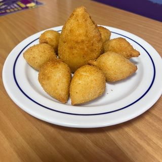 Combo 8 Mini Coxinhas de frango + 1 Coxinha de Frango Grande