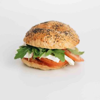 Bagel Rúcula, Tomate e Brie