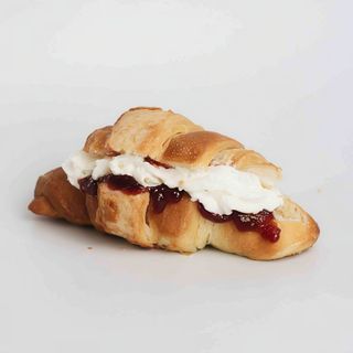 Croissant com Chantilly com doce