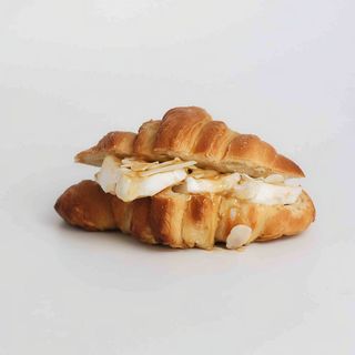 Croissant c/ mel, brie e amêndoa