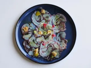 Carpaccio de Polvo com Croutons de Ervas