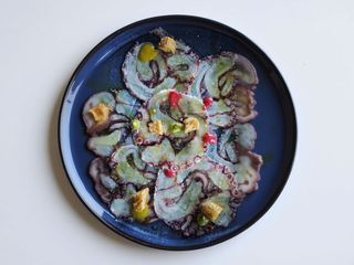 Carpaccio de Polvo com Croutons de Ervas