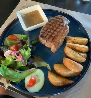 Black Angus ao Molho de Alho Negro & Batatas Rústicas