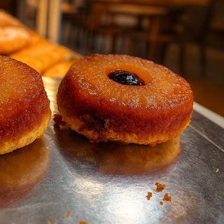 1 Fatia de bolo de Ananás Com Ameixa