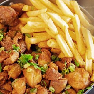 Frango a passarinha com batata frita