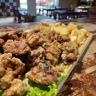 Frango a passarinho com mandioca