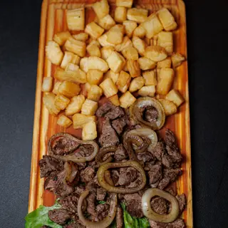 Carne de Vaca Acebolada Com Mandioca