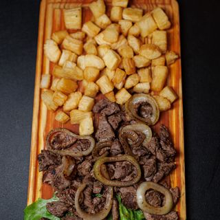 Carne de Vaca Acebolada Com Mandioca
