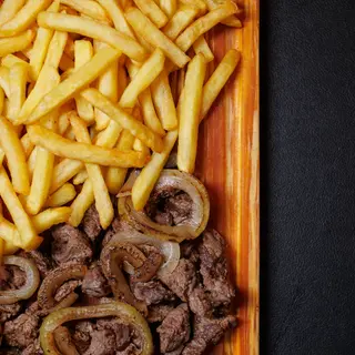Carne de vaca acebolada com batata frita