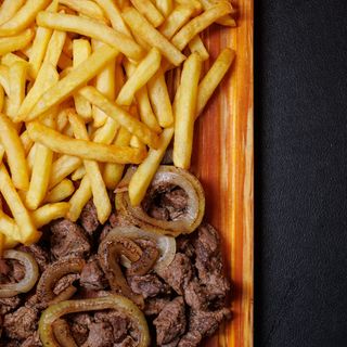 Carne de vaca acebolada com batata frita