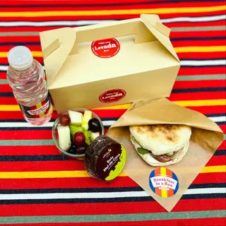 Levada box - Bolo do Caco Premium Sandwich + Fruit Salad + Honey Cake + Water Bottle