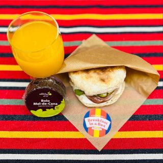 Madeira Honey Bites - Bolo do Caco Premium Sandwich + Fresh Orange Juice + Honey Cake