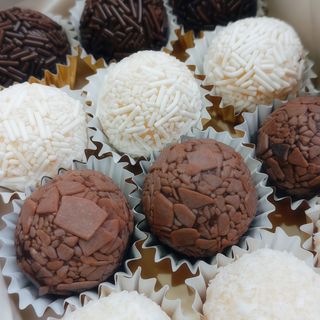 Caixa de Doces variados 12 UNIDADES