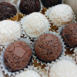 Caixa de Doces variados 24 UNIDADES.