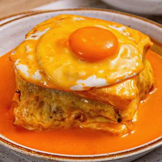 Francesinha Da Casa ( Bife+Porco ) + Batata Fritas