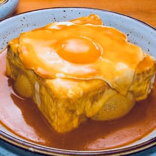 Francesinha de Bife + Batata Fritas.