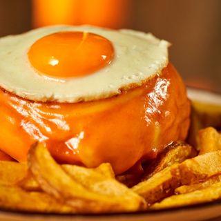 Francesinha de Frango + Batata Fritas.