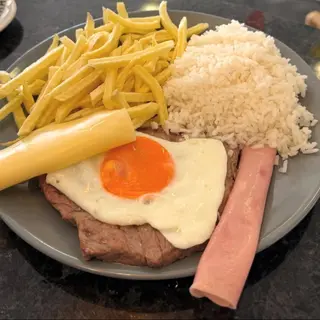 Prego em prato com francesinha molho
