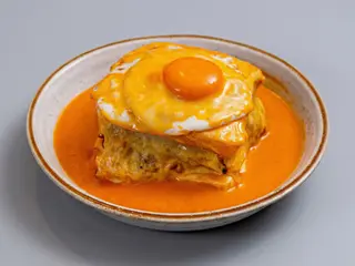 Francesinha Da Casa ( Bife+Porco ) + Batata Fritas