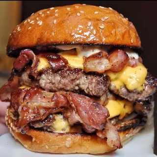 BBQ Bacon Burger + Batata Fritas
