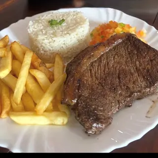 Bife Grelhado com Arroz e Feijão