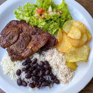 Porco Grelhado com Arroz e Feijão