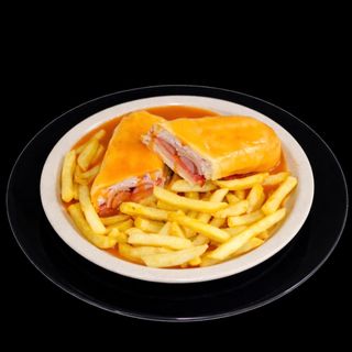 Cachorro com Molho Francesinha e Batata
