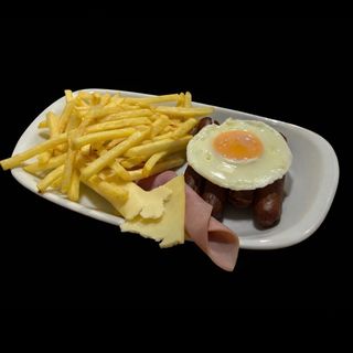 Salsicha com Ovo e Batata Frita 