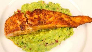 Filete de Salmão sobre Salada de Abacate