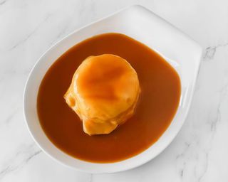 Francesinha em Bolo do Caco com batata frita caseira