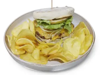 Hambúrguer de Frango com batata frita caseira