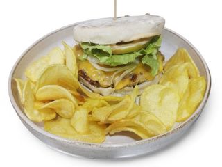 Hambúrguer de Frango com batata frita caseira