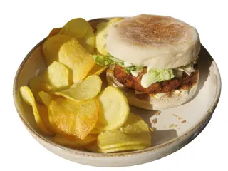 Hambúrguer de frango panado em bolo do caco com batata frita caseira