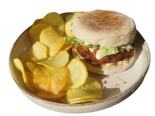Hambúrguer de frango panado em bolo do caco com batata frita caseira