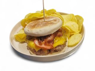 Hambúrguer à inox em bolo do caco com batata frita caseira