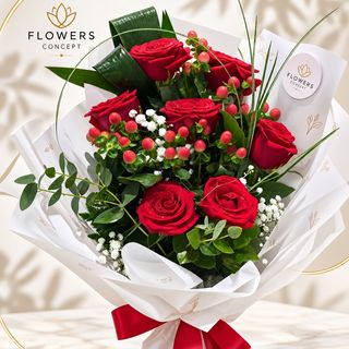 Rosas Vermelhas e Hypericum