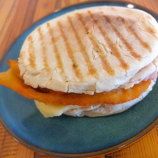 Panado Misto em Bolo do Caco